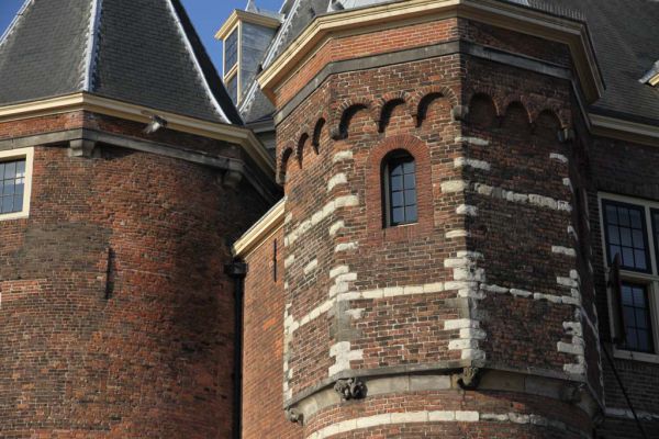 Sint Antoniespoort. Detail van het metselwerk verstevigd met zandsteen.