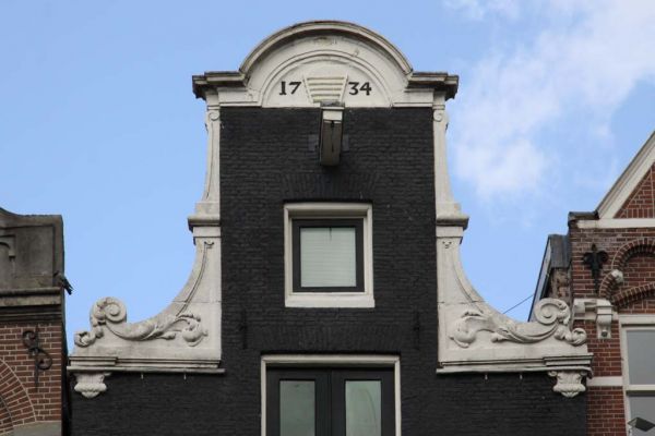 OZ Achterburgwal 150, halsgeveltop (&copy; Walther Schoonenberg)