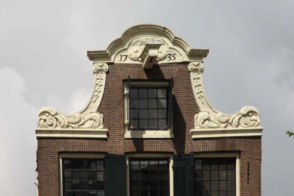 Klokgeveltop met driepasvormig fronton (&copy; Walther Schoonenberg)