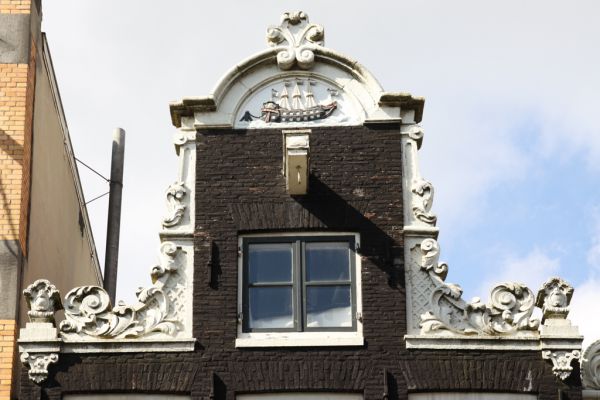 Haarlemmerdijk 45: Halsgevel op maat gemaakt met vazen. (&copy; Walther Schoonenberg)