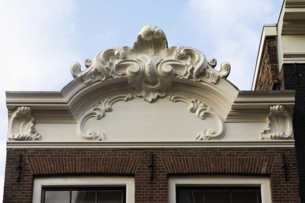 Elandsstraat 88. Verhoogde lijstgevel met kuif. (&copy; Walther Schoonenberg)