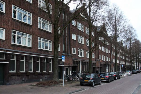Nieuwe Uilenburgerstraat 2-68 (© Walther Schoonenberg)