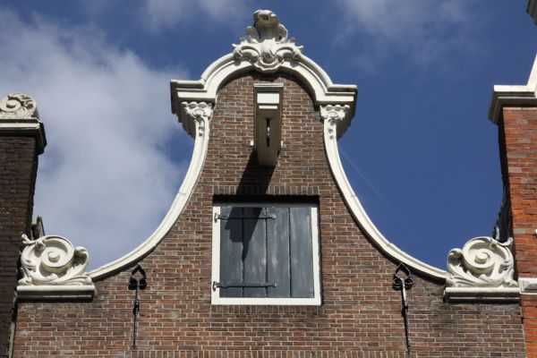 Herenstraat 38. Fraaie klokgeveltop in Lodewijk XV-stijl. (© Walther Schoonenberg)