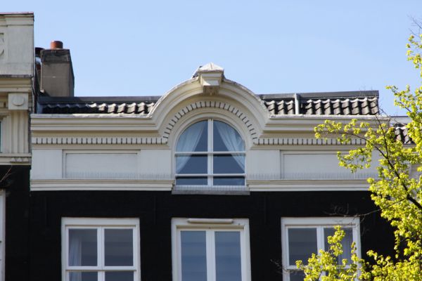 Keizersgracht 522. Verhoogde lijstgevel (&copy; Walther Schoonenberg)