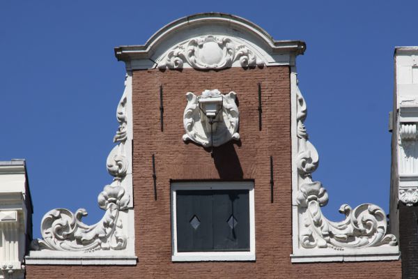 Halsgevel met doorboord bloemmotief (&copy; Walther Schoonenberg)