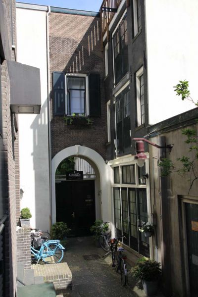 Poortgebouw en pakhuis (&copy; Walther Schoonenberg)