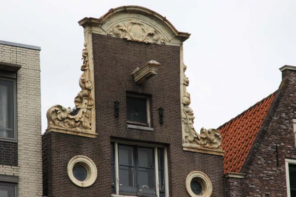 Halsgevel met doorboord bloemmotief (&copy; Walther Schoonenberg)