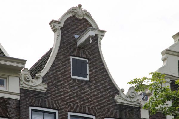 Herplaatste geveltop (&copy; Walther Schoonenberg)