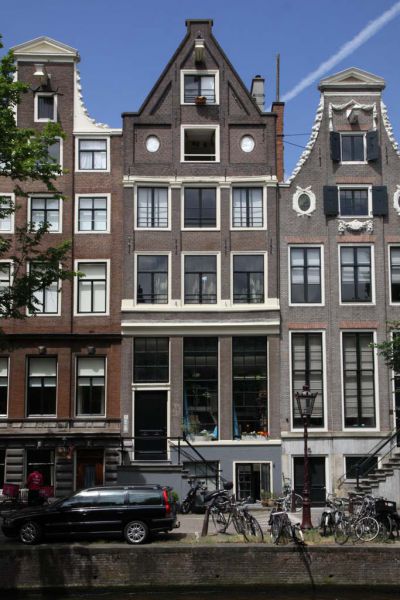 Leidsegracht 12, 17de-eeuwse gevel met 19de-eeuwse top (&copy; Walther Schoonenberg)