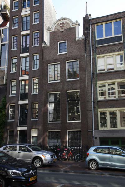 Achtergevel van NZ Voorburgwal 66 aan de Spuistraat (&copy; Walther Schoonenberg)