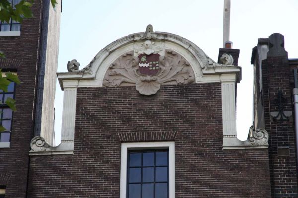 Herplaatste geveltop op de achtergevel van NZ Voorburgwal 66 aan de Spuistraat (&copy; Walther Schoonenberg)