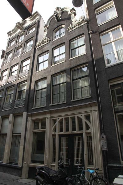 Warmoesstraat 82 (&copy; Walther Schoonenberg)
