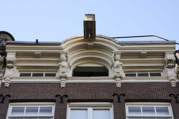 Verhoogde lijstgevel (&copy; Walther Schoonenberg)