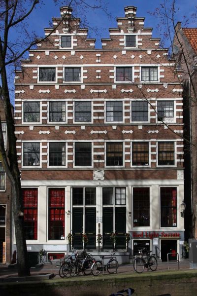 OZ Achterburgwal 60-62 (&copy; Walther Schoonenberg)