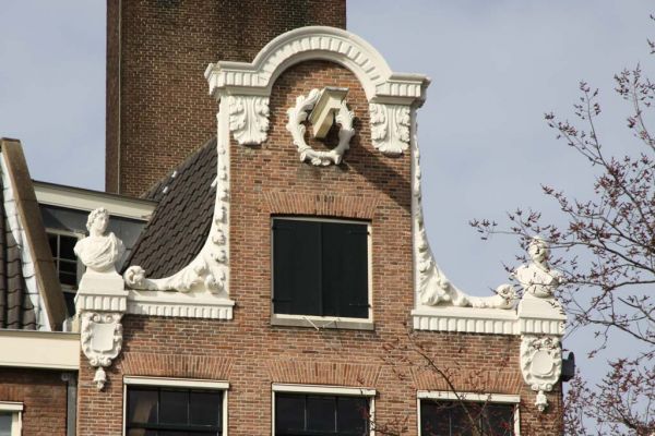 Halsgeveltop met borstbeelden als hoekversiering toegeschreven aan Turck (&copy; Walther Schoonenberg)