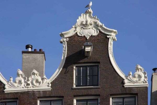 Fraaie klokgeveltop in Lodewijk XV (&copy; Walther Schoonenberg)