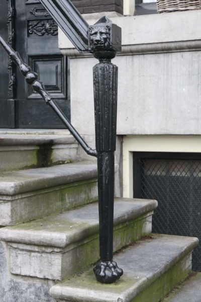 Unieke stoepbaluster in empire-stijl met leeuwenkop en -poot (beginbaluster)