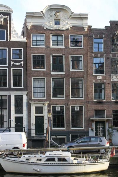 Oudezijds Voorburgwal 63 (&copy; Walther Schoonenberg)