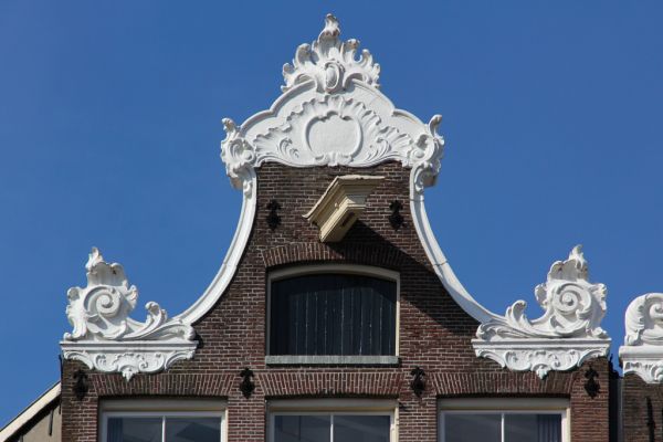Fraaie klokgevel in late Lodewijk XV-stijl (&copy; Walther Schoonenberg)