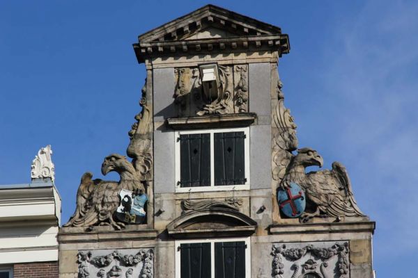 Halsgevel met adelaars in de klauwstukken en driehoekig topfronton (&copy; Walther Schoonenberg)