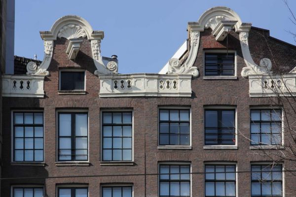 Tweeling met klokgevelachtige toppen met verbindende balustrade. (&copy; Walther Schoonenberg)