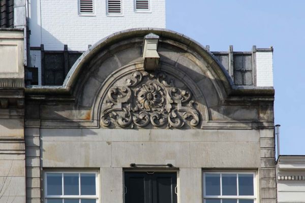 Verhoogde lijstgevel met beeldhouwwerk van Anthonie Turck (&copy; Walther Schoonenberg)
