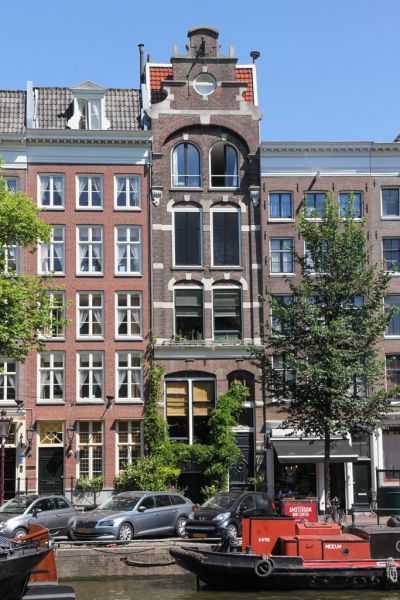 Singel 309A, het linkerdeel is gesloopt en in een 18de-eeuwse stijl herbouwd. (&copy; Walther Schoonenberg)