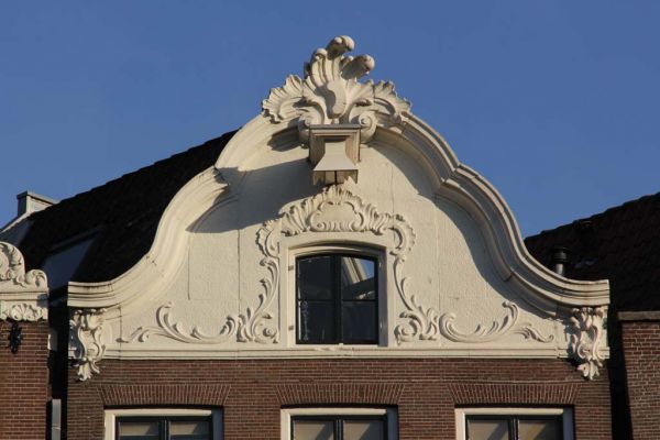 Topgevelachtige verhoogde lijst (&copy; Walther Schoonenberg)