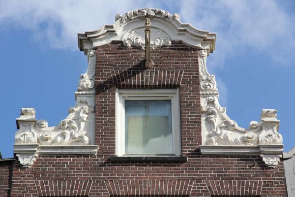 Fraaie halsgeveltop herplaatst op nieuwbouw (&copy; Walther Schoonenberg)