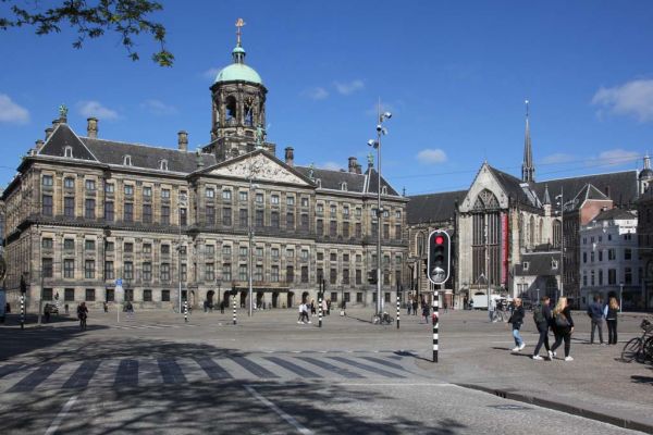 Stadhuis/Paleis op de Dam, rechts de Nieuwe Kerk