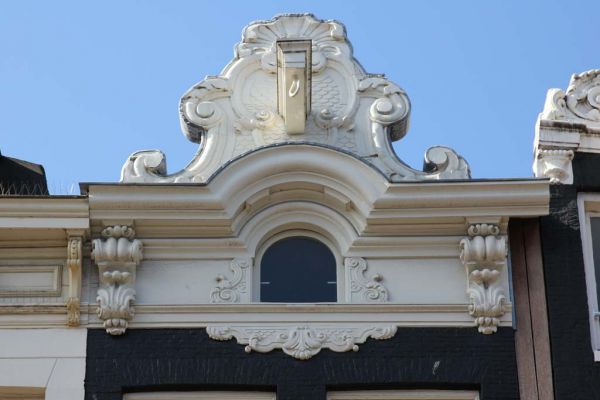 Klokgevelachtige top (&copy; Walther Schoonenberg)