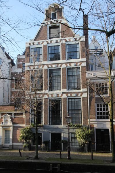 OZ Achterburgwal naast 208: de achtergevel van OZ Voorburgwal 239 (© Walther Schoonenberg)