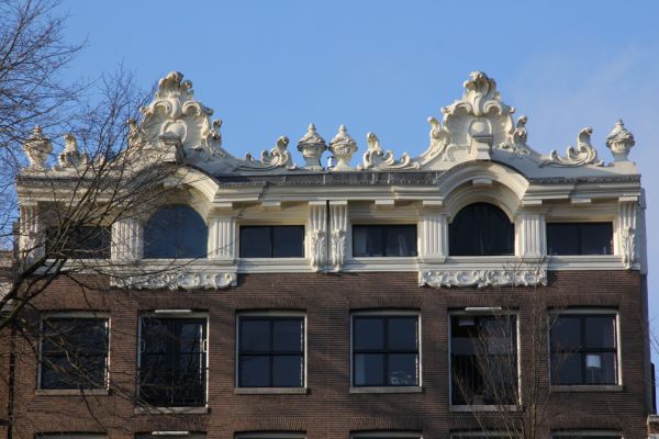 Singel 66-68. Verhoogde lijstgevels (&copy; Walther Schoonenberg)
