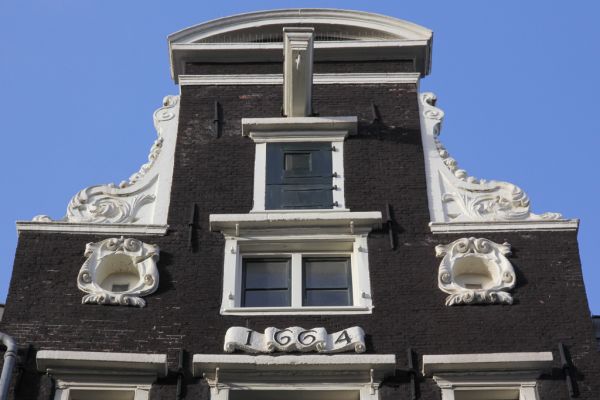 Langestraat 80. Halsgevel in Hollands-classicistische stijl (1664) (&copy; Walther Schoonenberg)