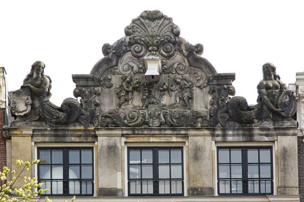 Verhoogde lijstgevel met waternimfen en met middenverhoging met putti met attributen Mercurius. (&copy; Walther Schoonenberg)