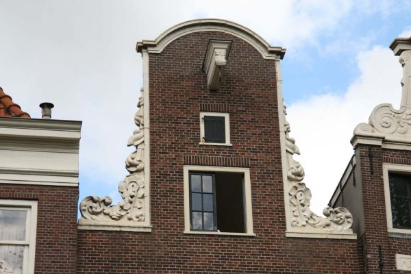 Herplaatste geveltop (&copy; Walther Schoonenberg)