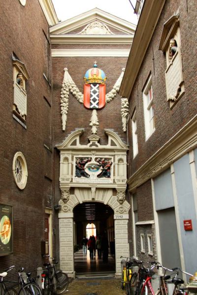 Ingang van het Burgerweeshuis in de Kalverstraat (© Walther Schoonenberg)