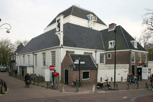 Amstelkerk, gezien vanaf de brug. Geheel links de kosterij, Amstelveld 6, geheel rechts de ingang, Amstelveld 8. (© Walther Schoonenberg)