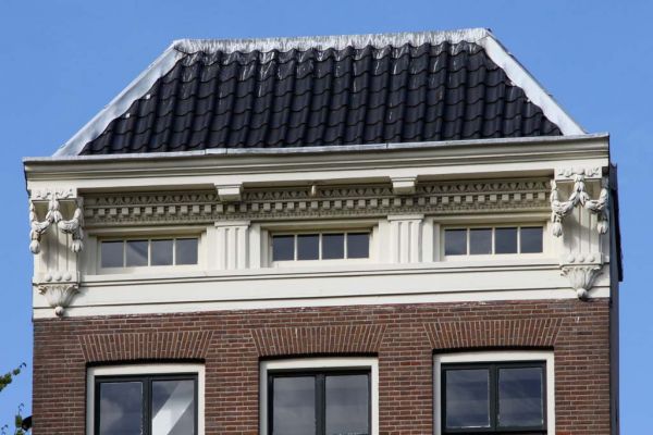 Rechte kroonlijst met consoles met festoenen en schilddak (&copy; Walther Schoonenberg)