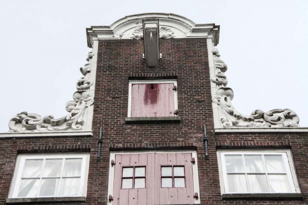 Halsgevel met doorboord bloemmotief. (&copy; Walther Schoonenberg)