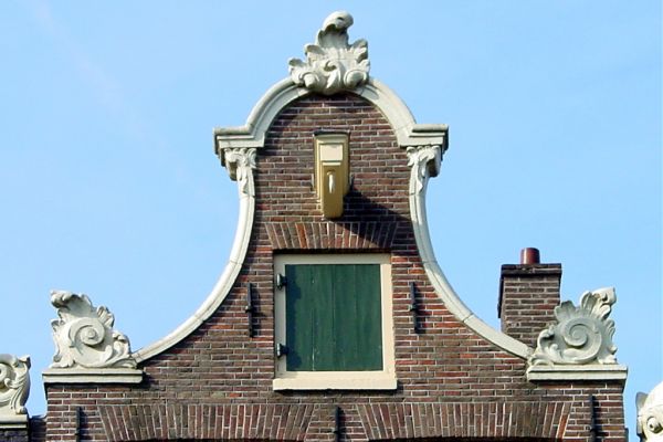 Klokgevel met kuif in Lodewijk XV (&copy; Walther Schoonenberg)