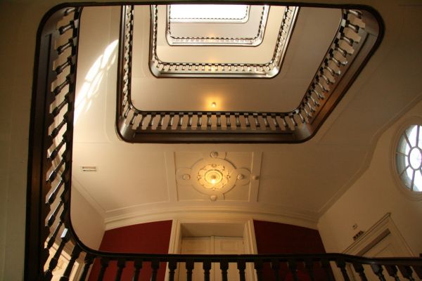 Het monumentale trappenhuis tussen voor- en achterhuis (&copy; Walther Schoonenberg)