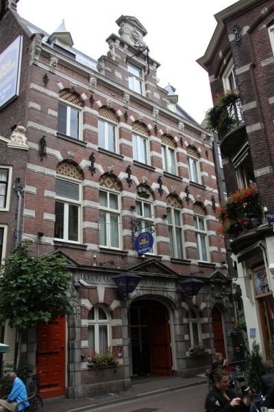 Gravenstraat 14-16. (&copy; Walther Schoonenberg)
