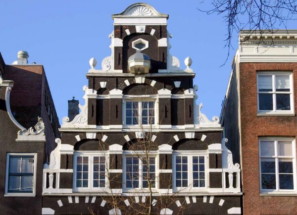 Goed voorbeeld van een trapgevel met grote trappen en klauwstukken (&copy; Walther Schoonenberg)
