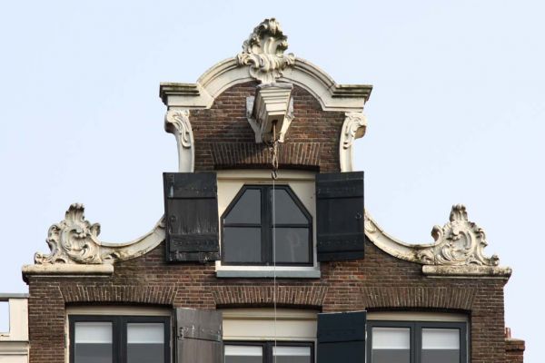 Klokgeveltop met kuif (&copy; Walther Schoonenberg)