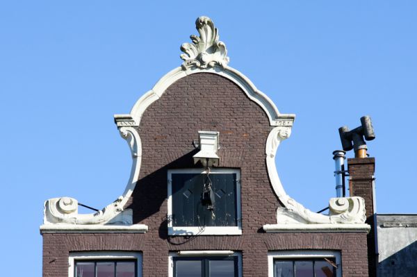 Klokgevel in Lodewijk XV (&copy; Walther Schoonenberg)