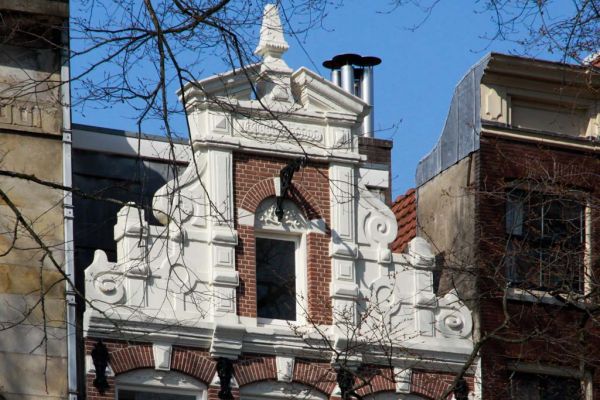 19de-eeuwse halsgevel (&copy; Walther Schoonenberg)