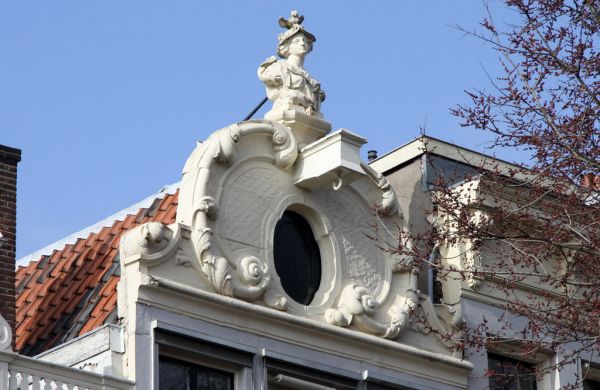 Geveltop van Herengracht 353 met borstbeeld van Minerva (&copy; Walther Schoonenberg)