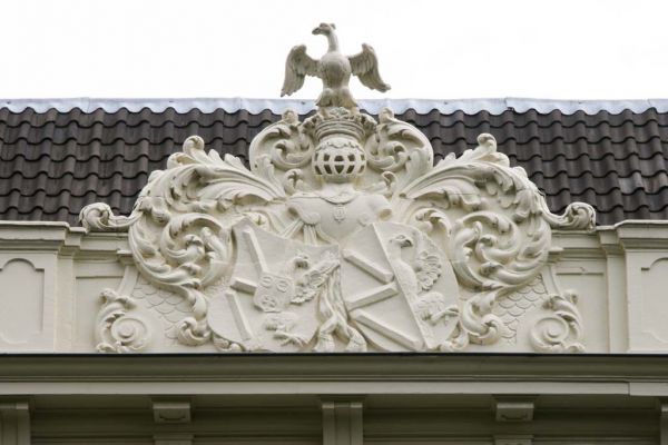 Herengracht 366. Opzetstuk met alliantiewapen Cromhout-Cromhout en adelaar op de achtergevel