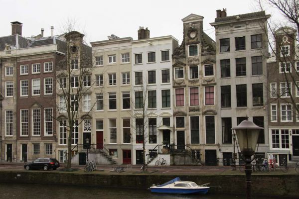 Herengracht 408 t/m 400. Nr. 400 is het hoge pand rechts met de lijstgevel. (&copy; Walther Schoonenberg)